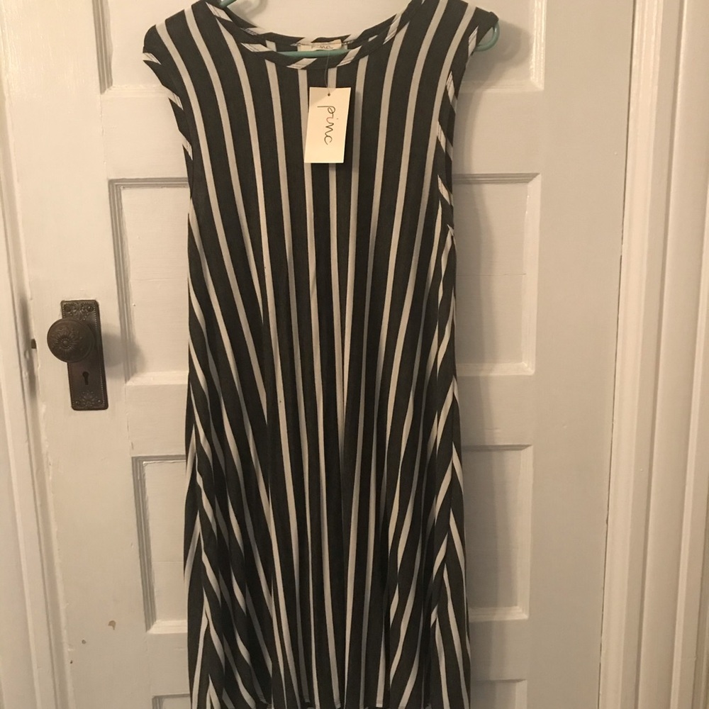 HOST PICK🎉Cute flowy striped dress - Picture 2 of 2